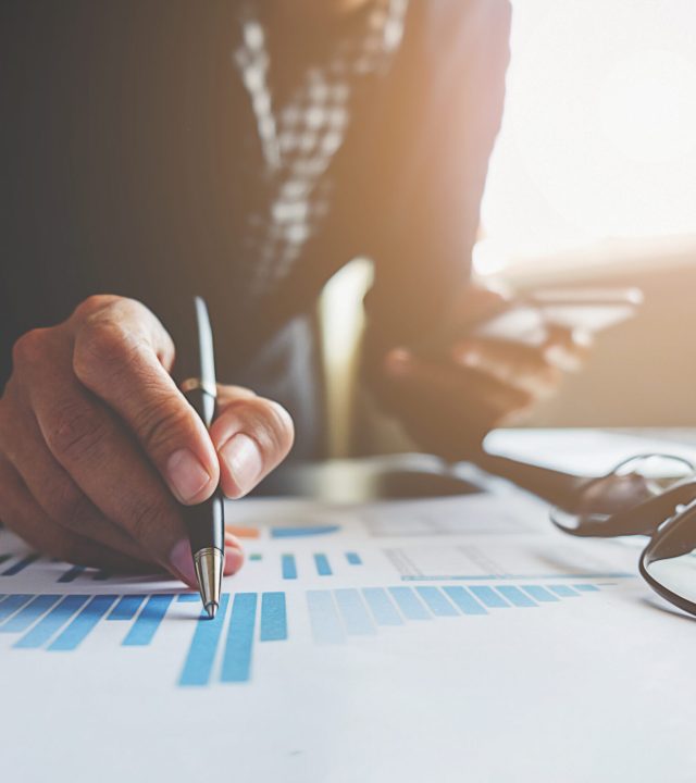 equipe de travail equipe d affaires cabinet d ordinateur portable